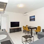 아파트 Apartmensts Arsen 928 풀라