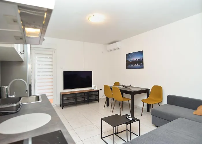 아파트 Apartmensts Arsen 928 풀라
