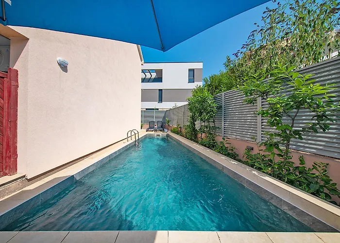 아파트 Apartmensts Arsen 928 풀라